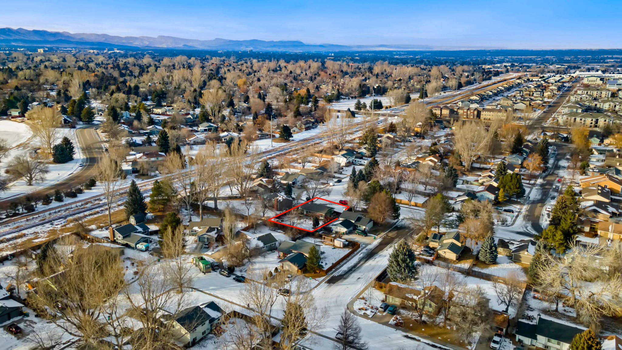 Excellent location near grocery stores, restaurants, bars, breweries, hiking and biking trails, k-12 schools, and quick access to I-25