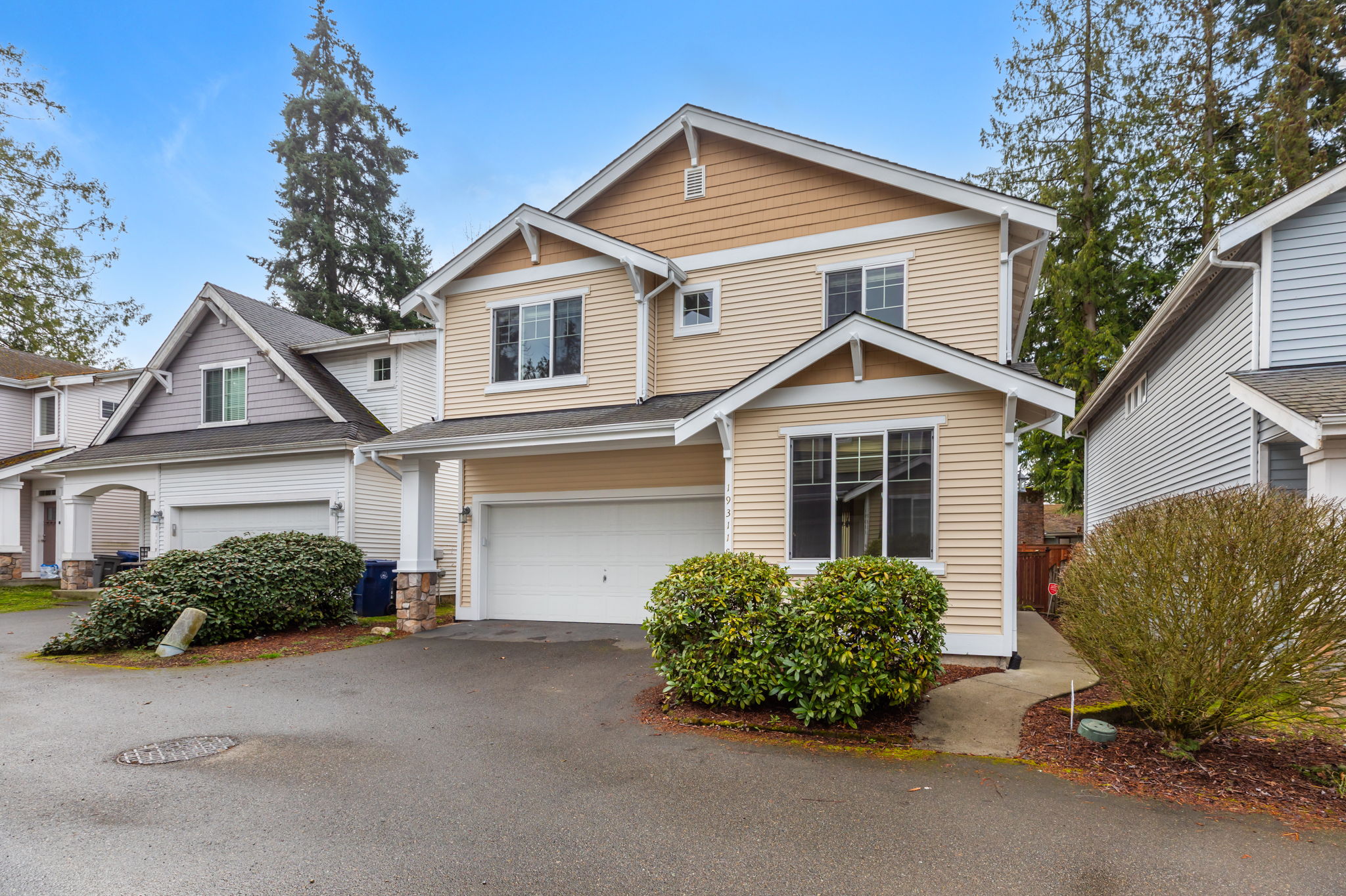 Front of home w/ entryway on right