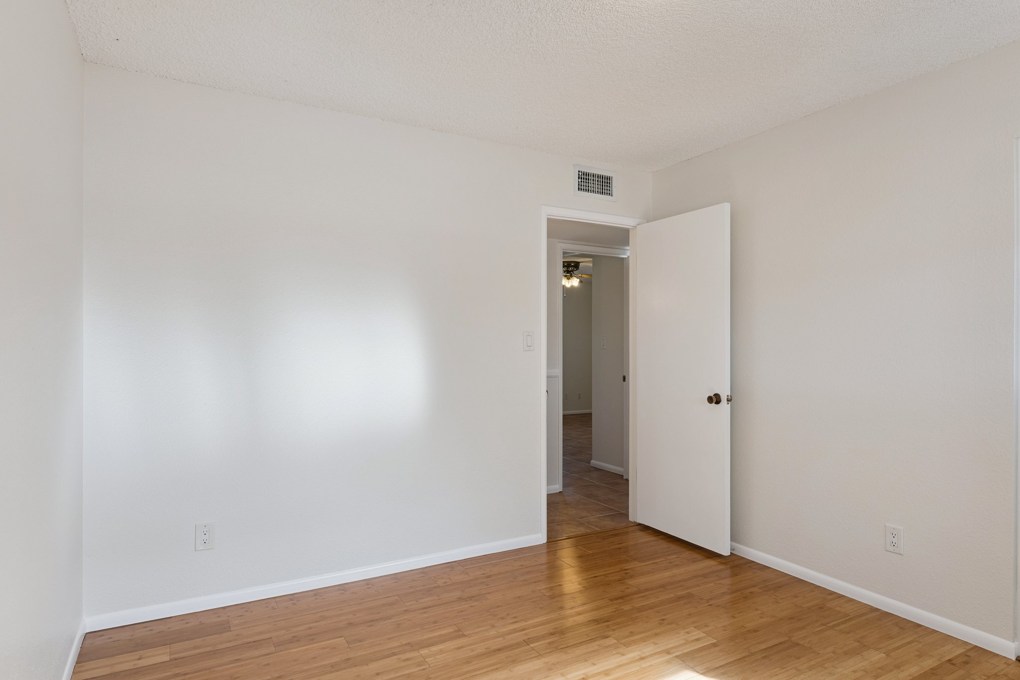 1932 E Loma Vista Dr - 019.jpg