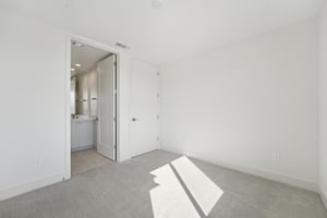 Grand St-S2210-030.jpg