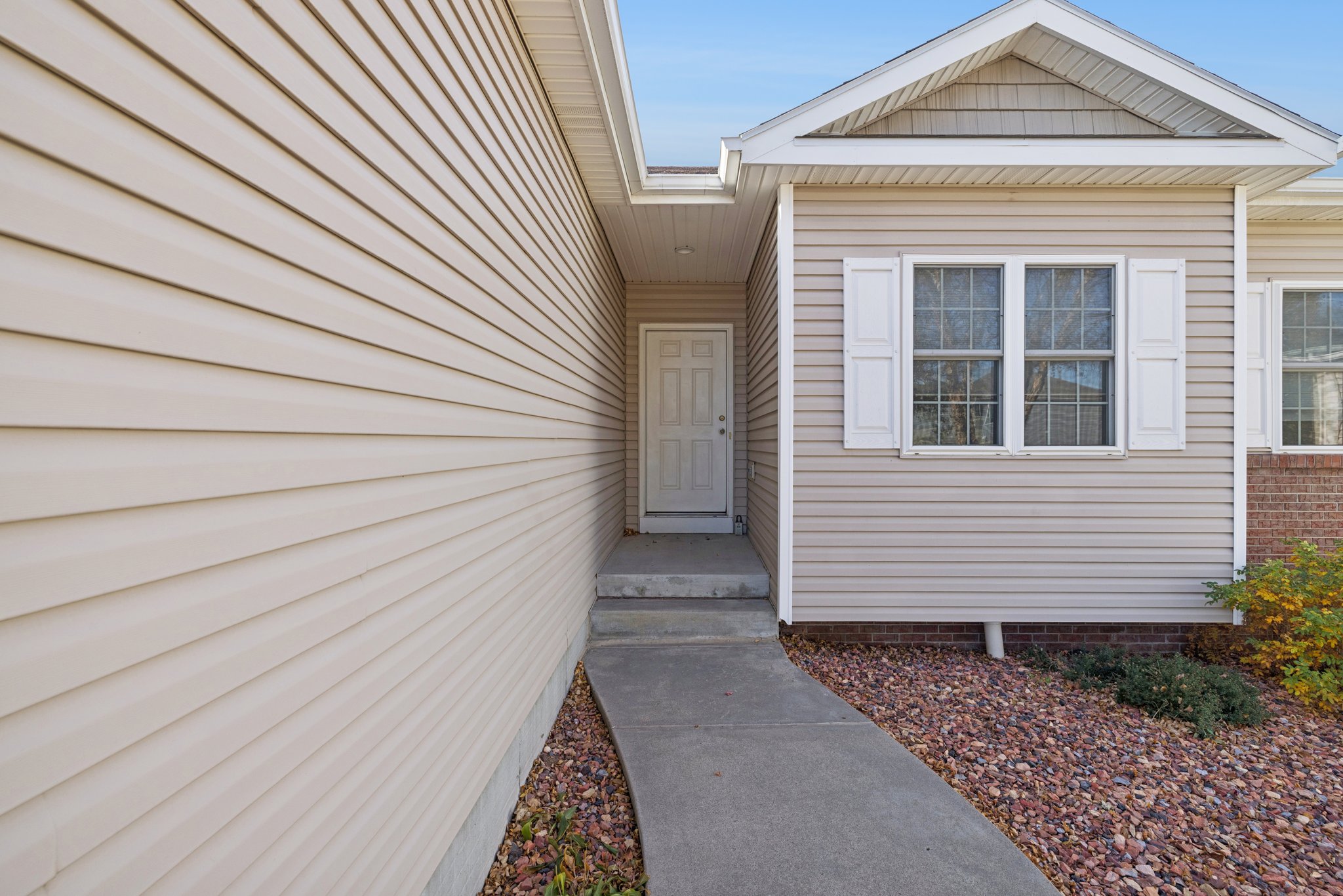 7524 - 1933 Redstone Rd_002.jpg