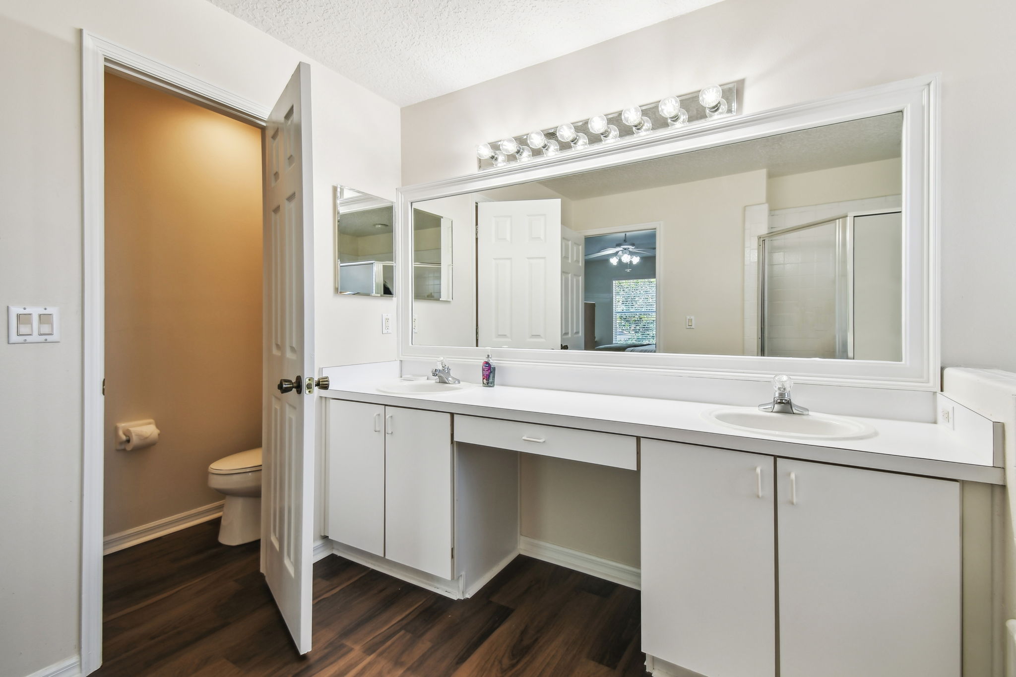 Double vanity/private commode in en-suite