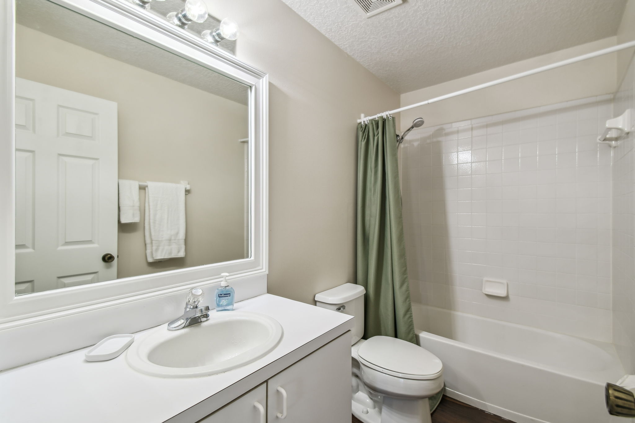 2nd floor full bathroom