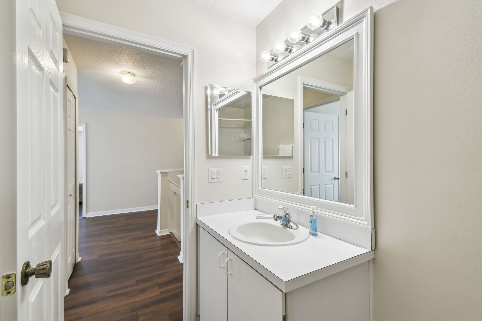 2nd floor full bathroom