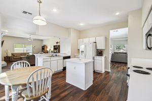 Kitchen/Breakfast Area