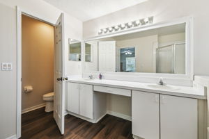 Double vanity/private commode in en-suite