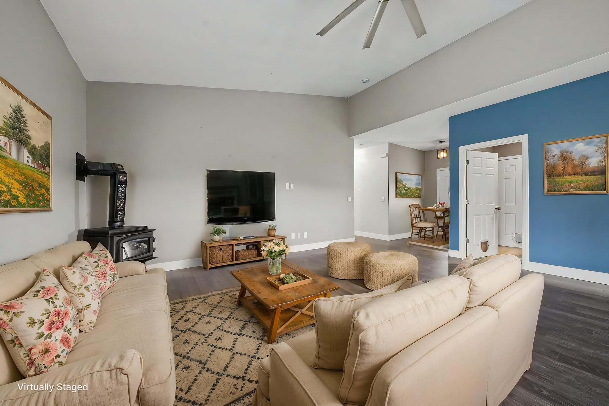 DSC00967 virtually staged.jpeg