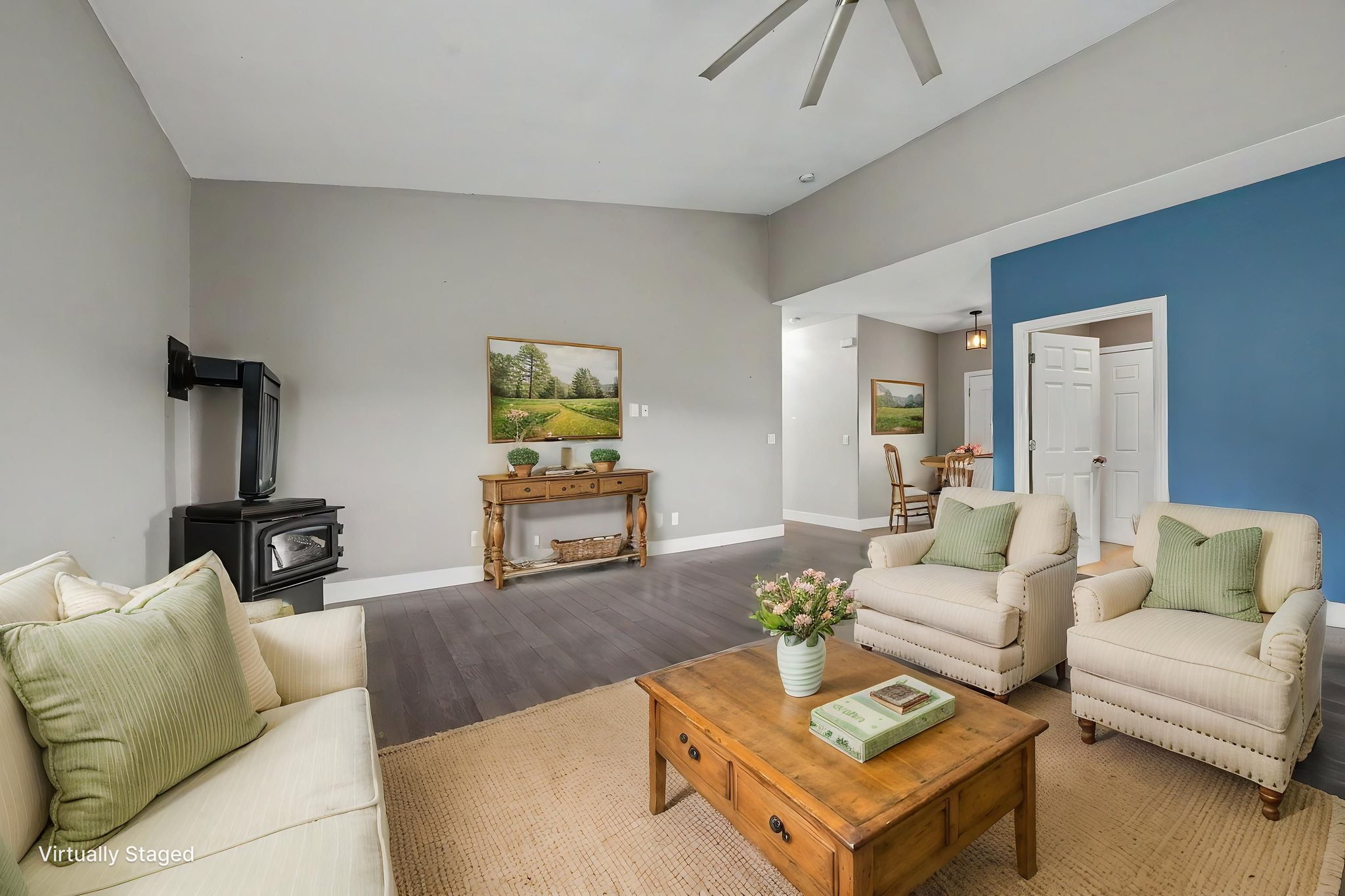 DSC00967 virtually staged.jpeg