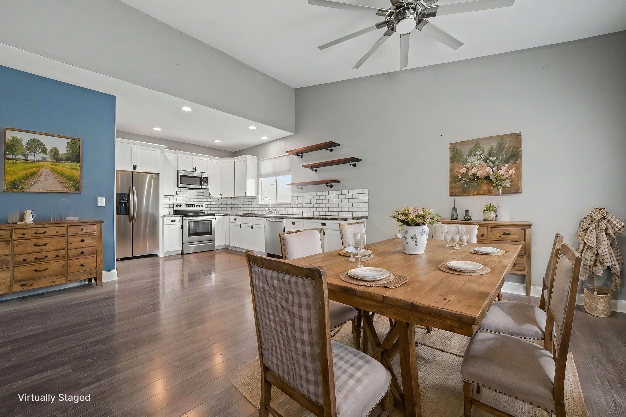 DSC00970 virtually staged.jpeg