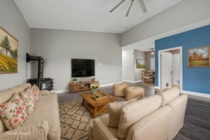 DSC00967 virtually staged.jpeg