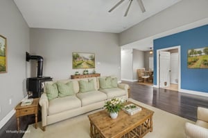 DSC00967 virtually staged.jpeg