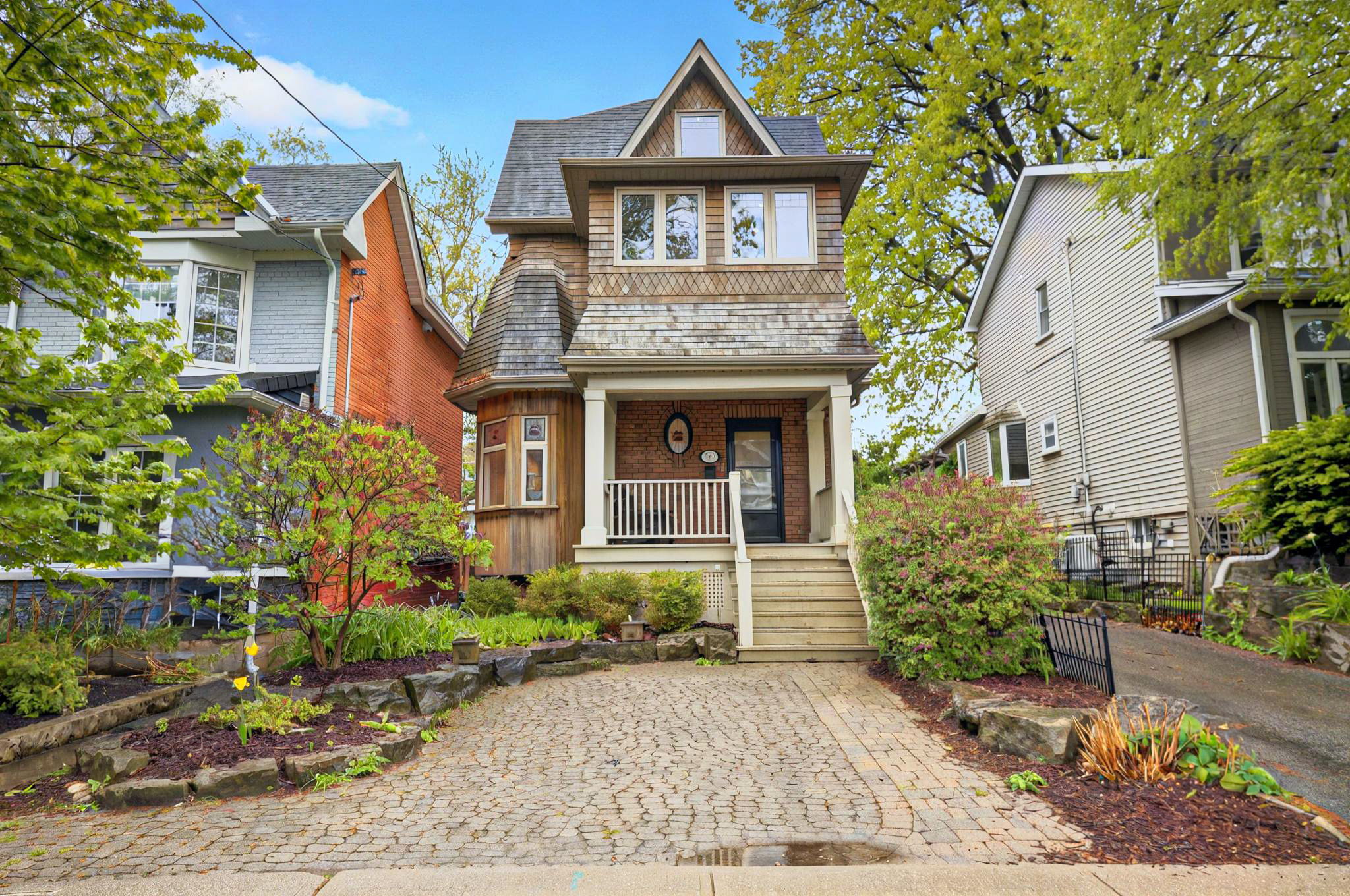194 Lee Ave Toronto, ON M4E 2P3