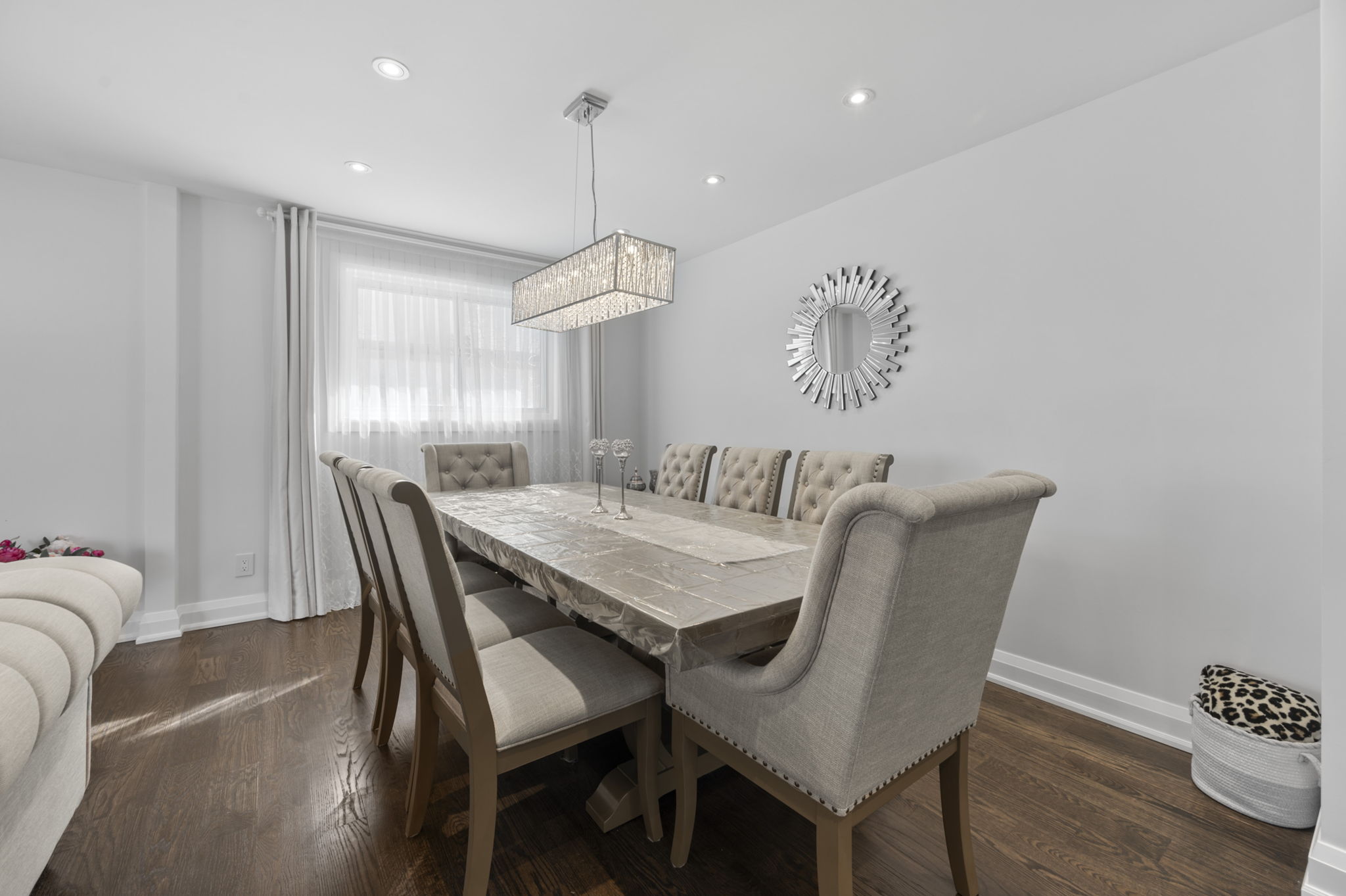 194 Romfield Circuit Markham, ON L3T 3J1