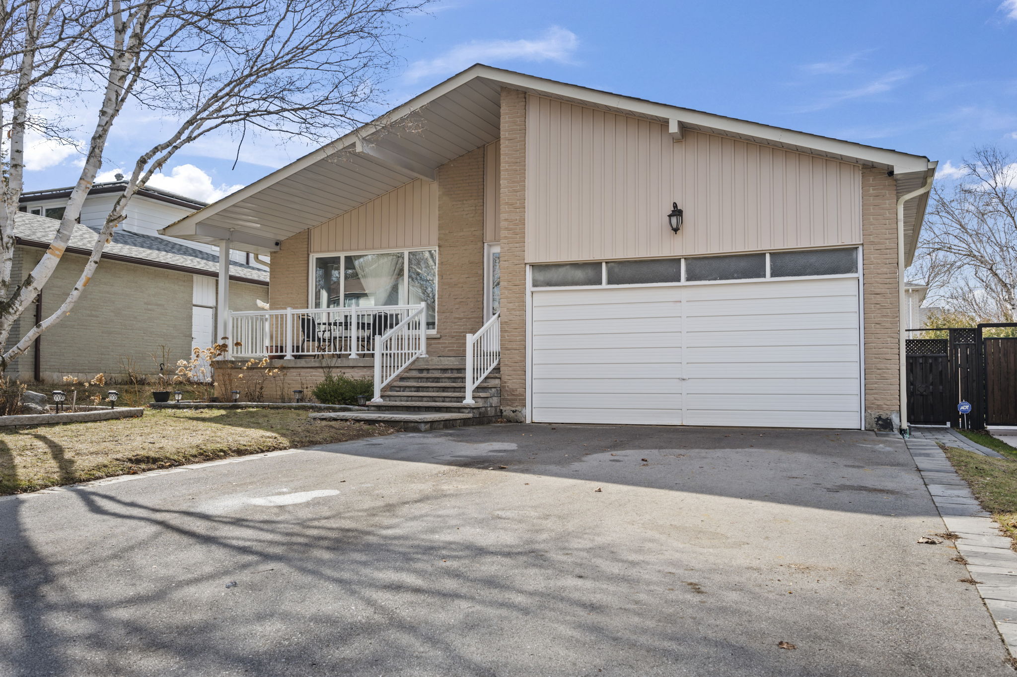 194 Romfield Circuit Markham, ON L3T 3J1