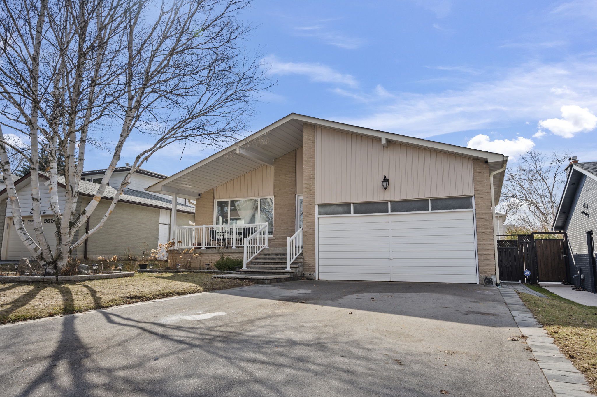 194 Romfield Circuit Markham, ON L3T 3J1