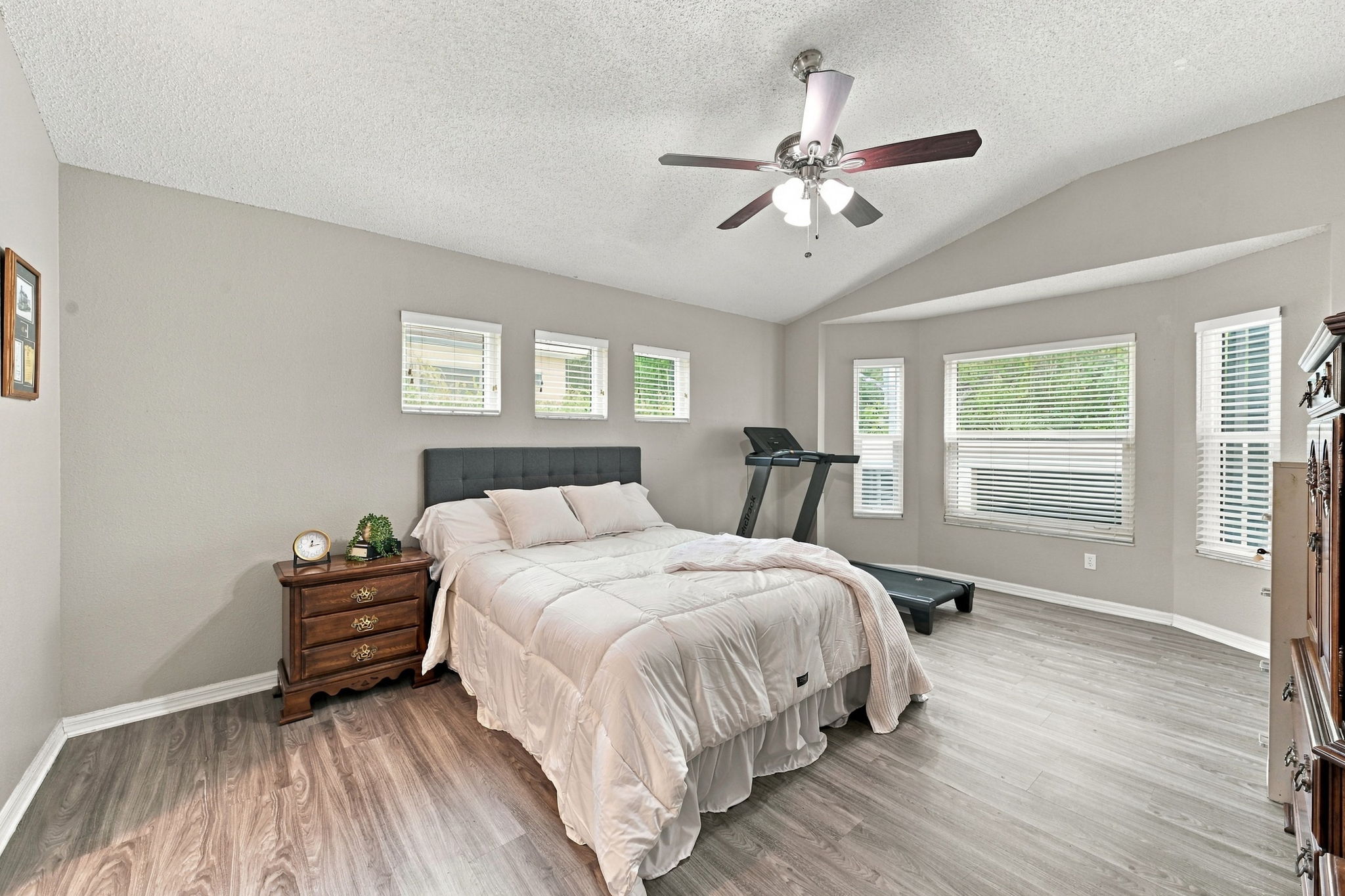 Primary Bedroom1a