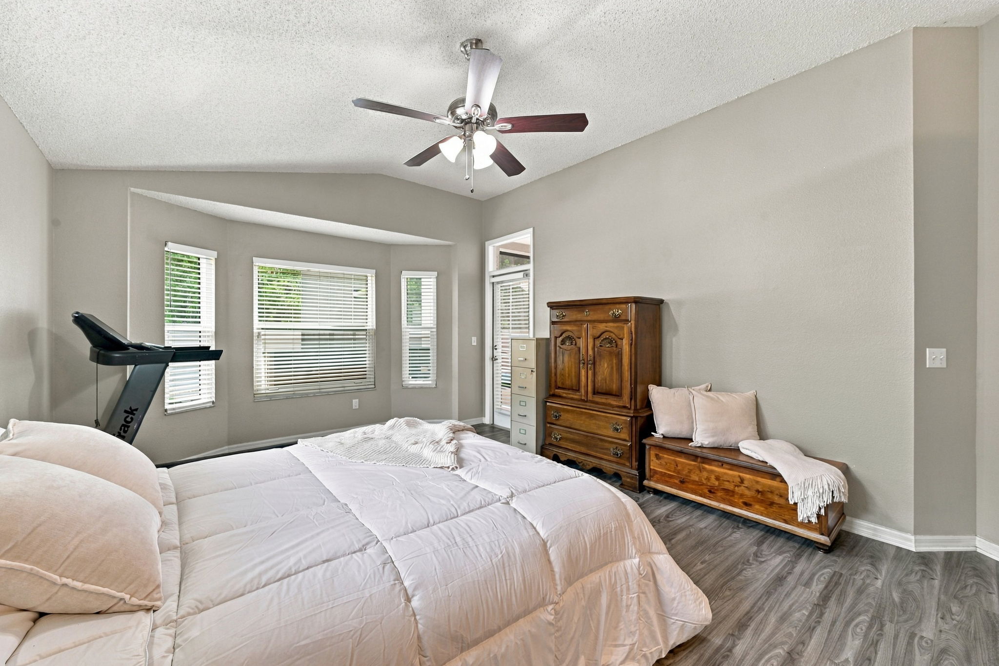 Primary Bedroom1b