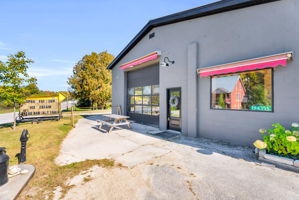 Front Porch/Entrance