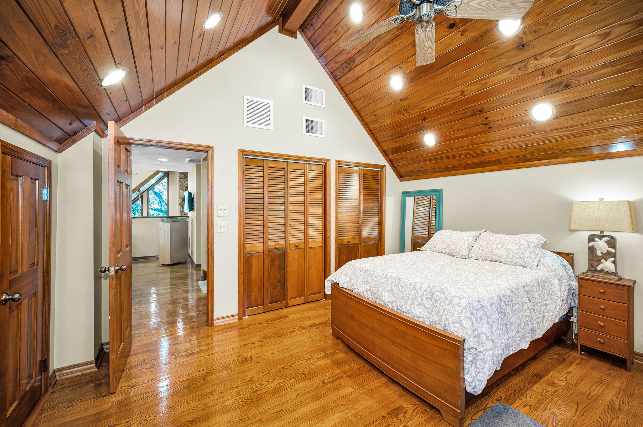 Upper Level Bedroom2b