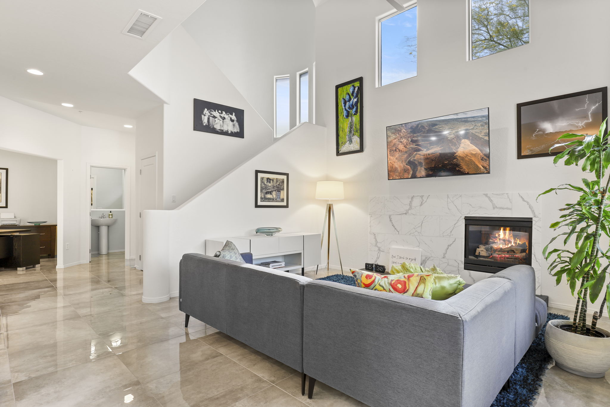 Family room w/gas fireplace