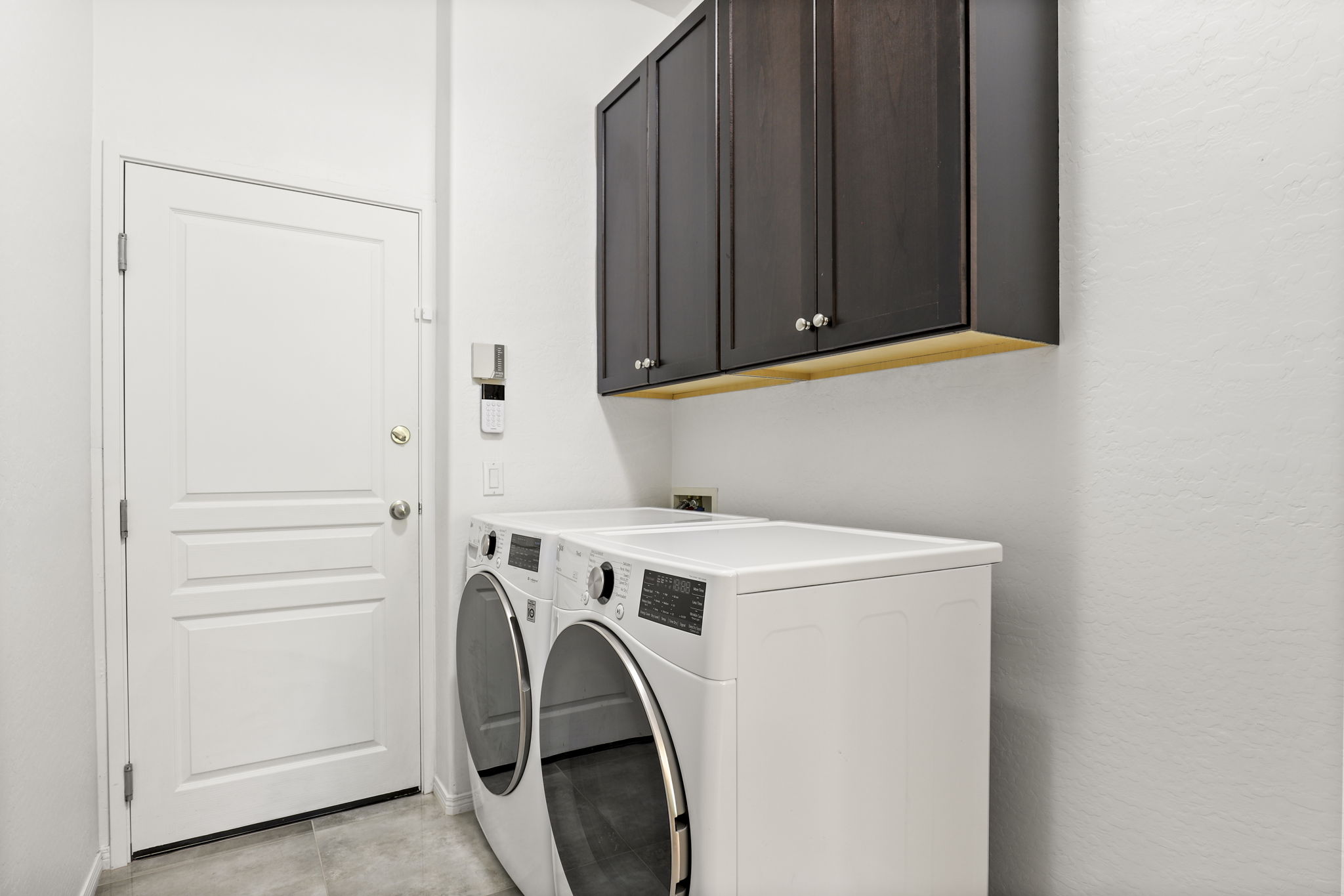 Laundry w/access to garage