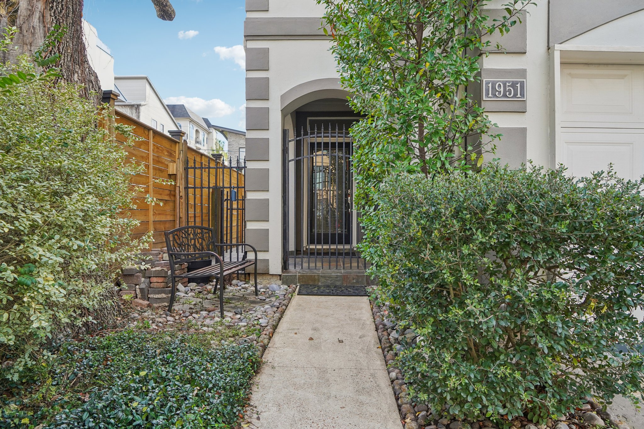 W Clay St-L2801-002.jpg