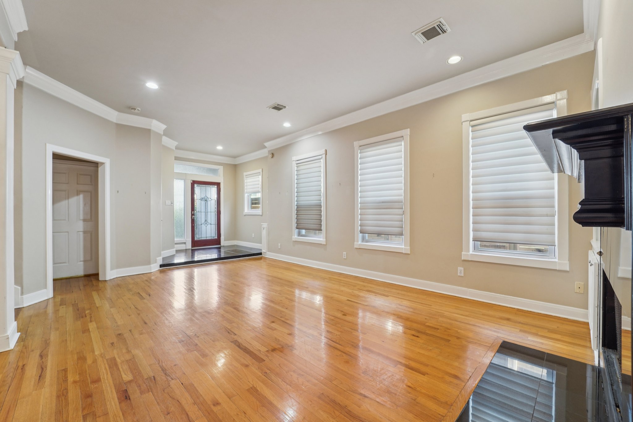 W Clay St-L2801-005.jpg