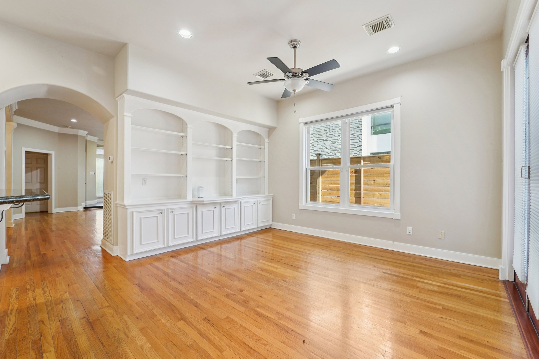 W Clay St-L2801-011.jpg