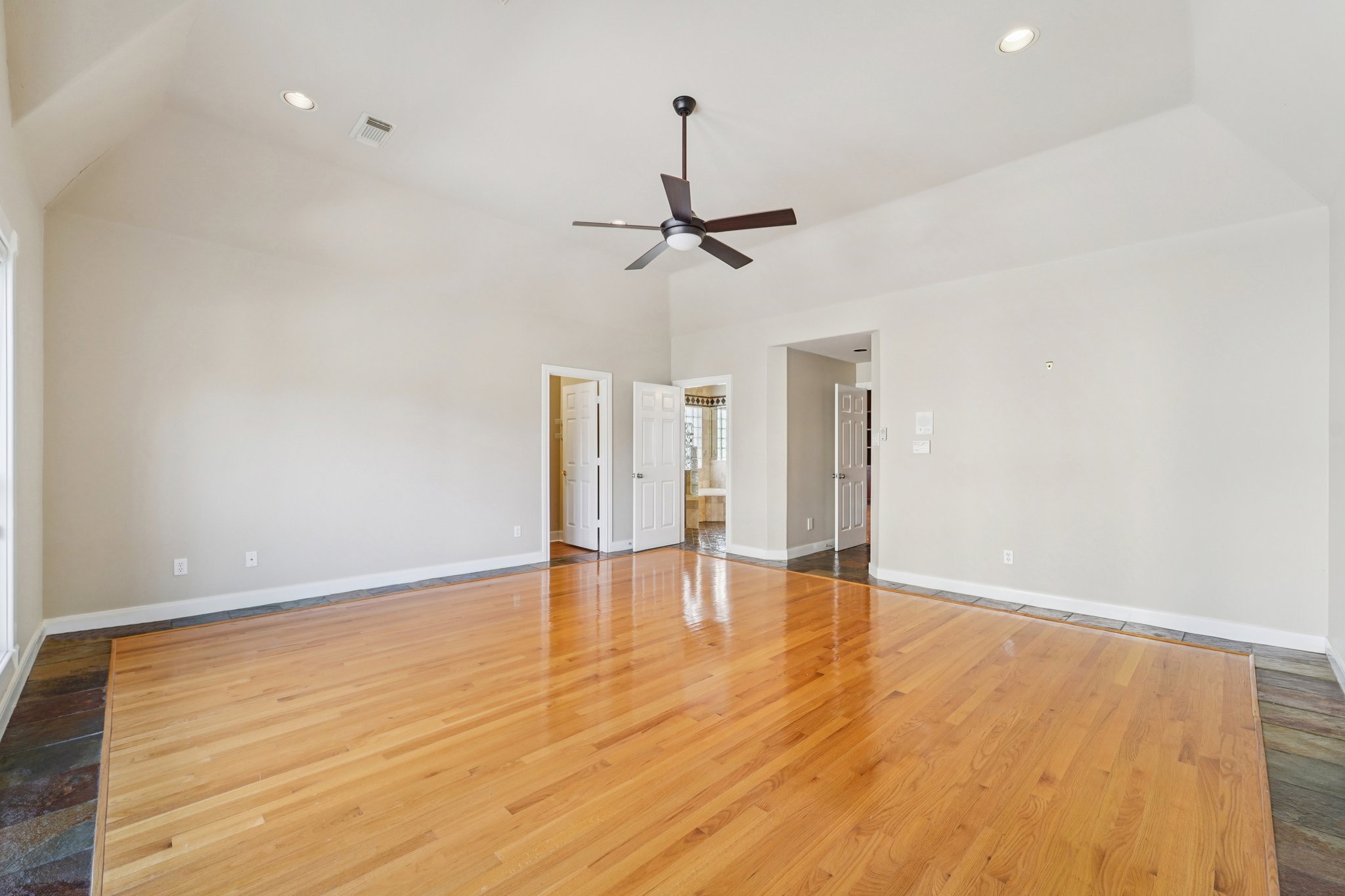 W Clay St-L2801-030.jpg