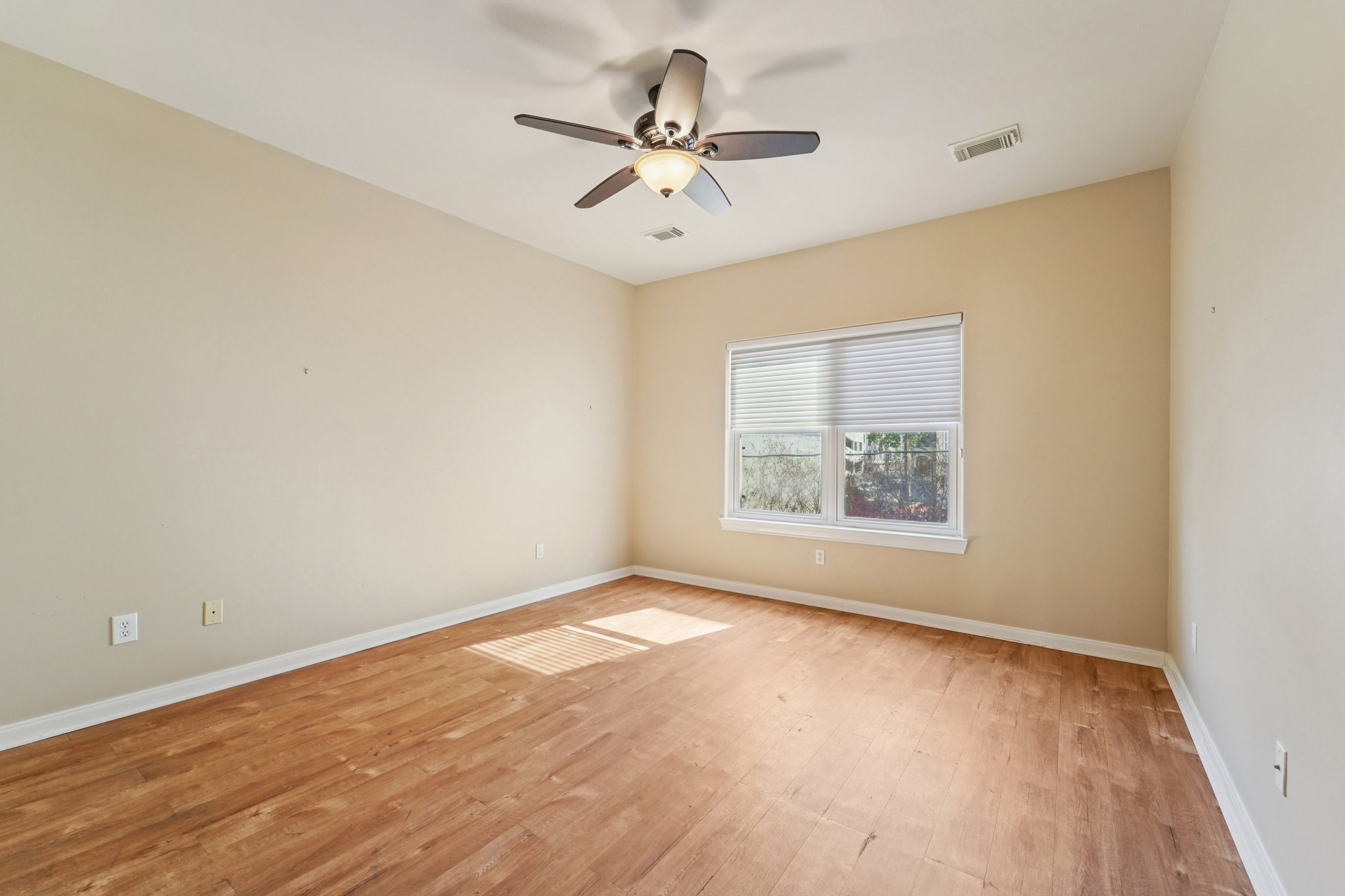 W Clay St-L2801-041.jpg