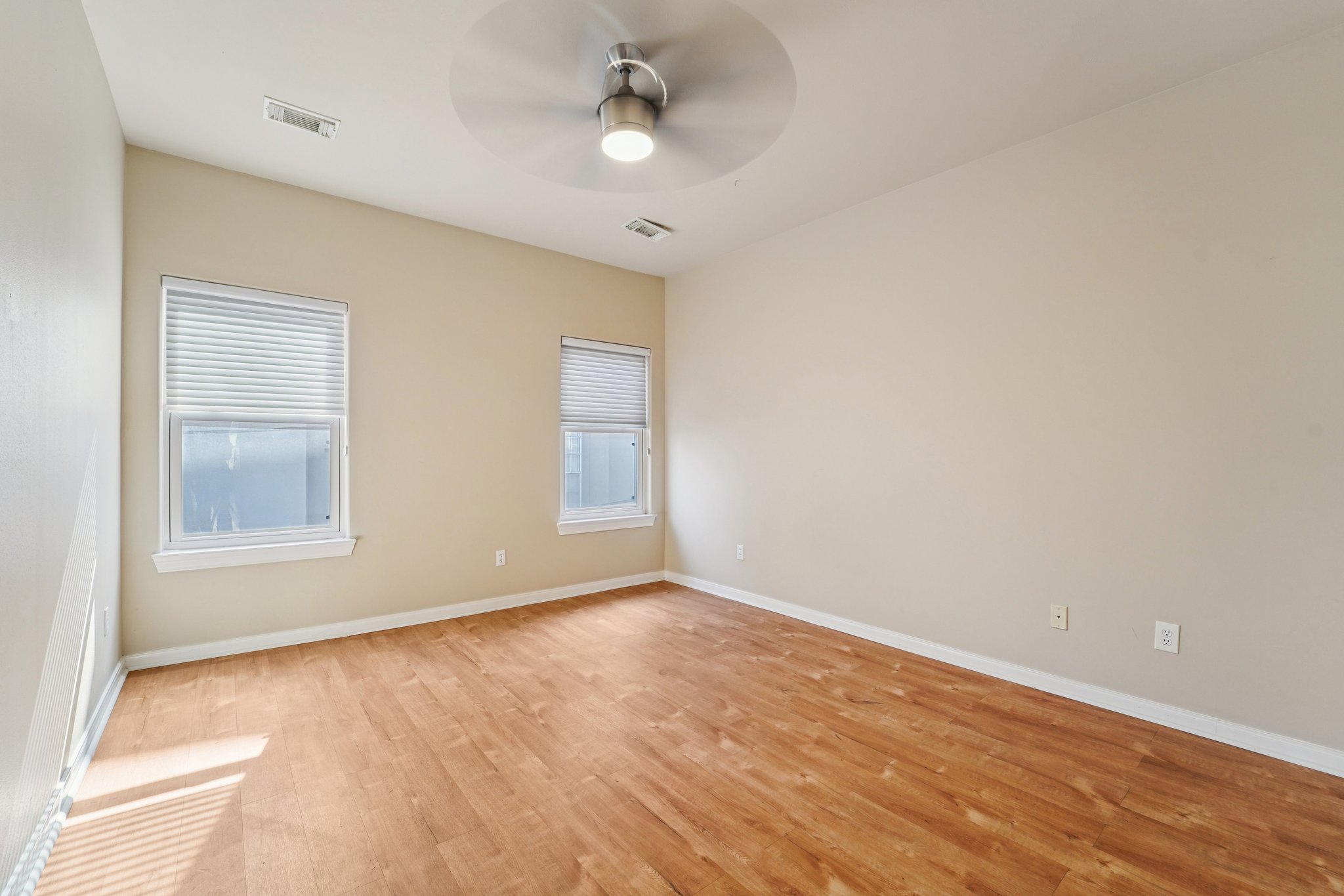 W Clay St-L2801-044.jpg