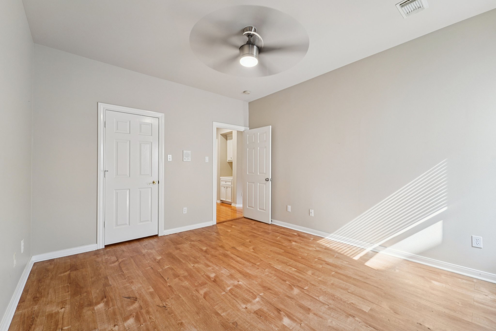 W Clay St-L2801-046.jpg