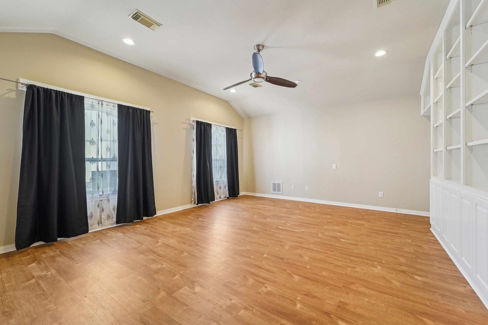 W Clay St-L2801-050.jpg