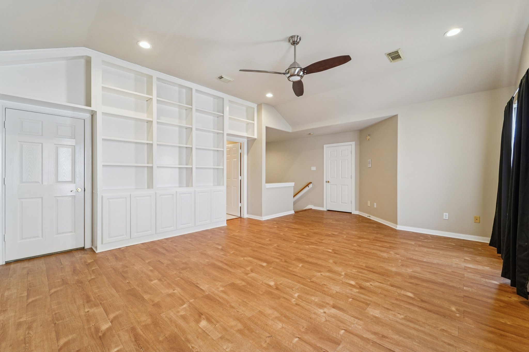 W Clay St-L2801-051.jpg