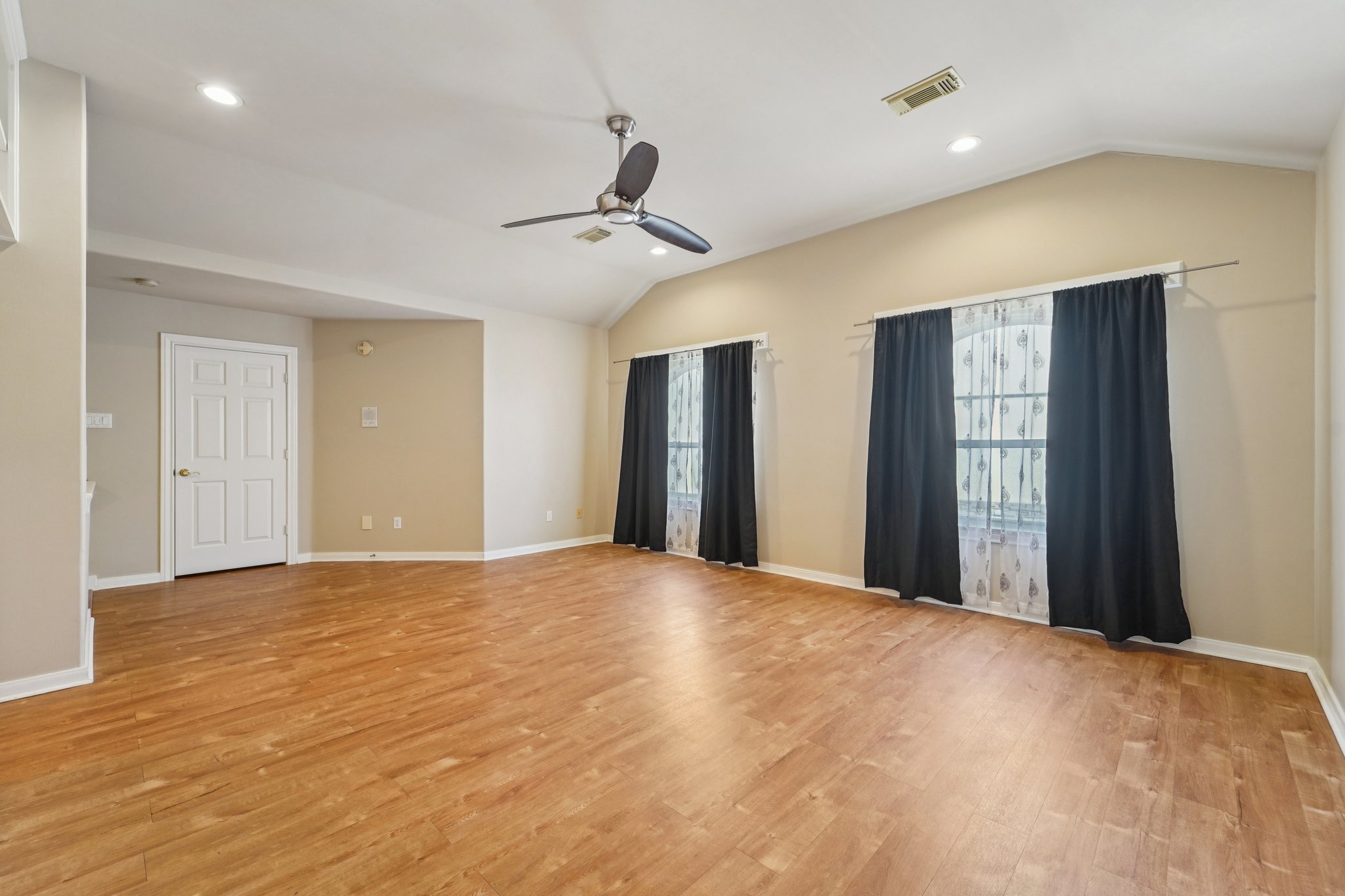 W Clay St-L2801-052.jpg