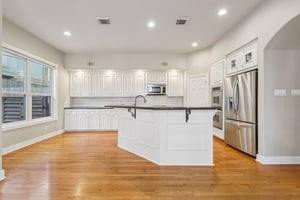 W Clay St-L2801-017.jpg