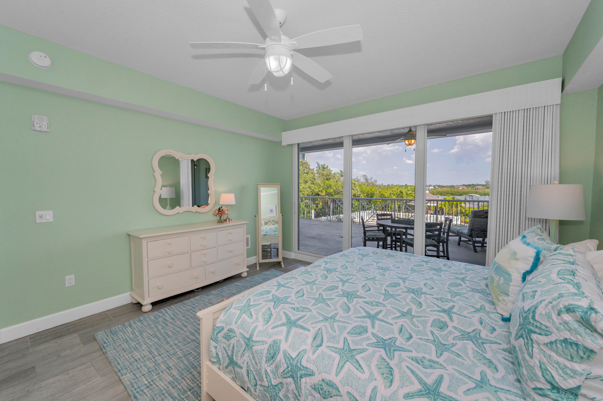 Primary Bedroom1b
