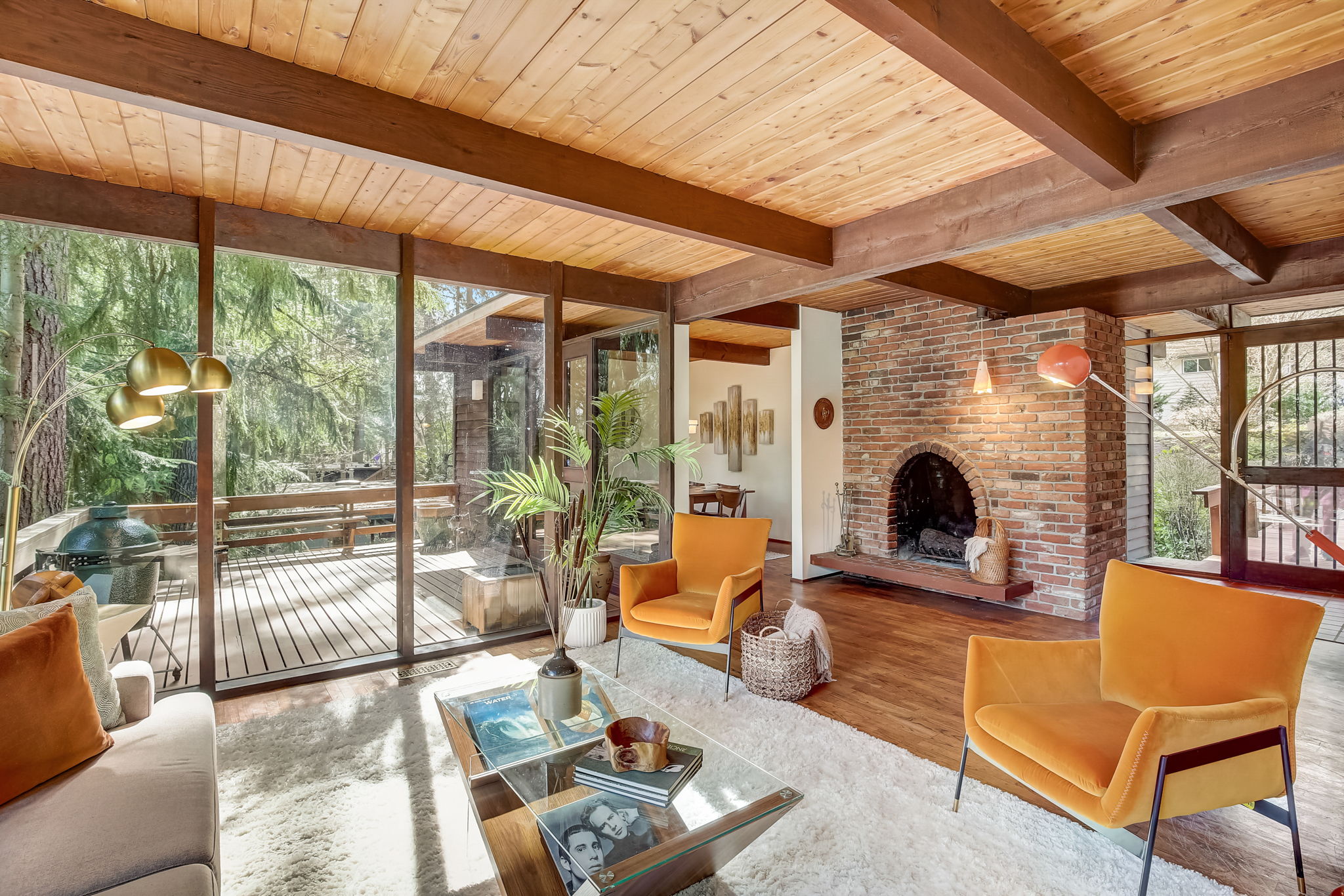 West floor to ceiling windows overlooking deck