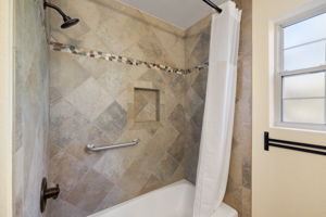 Bathroom 2 (2)