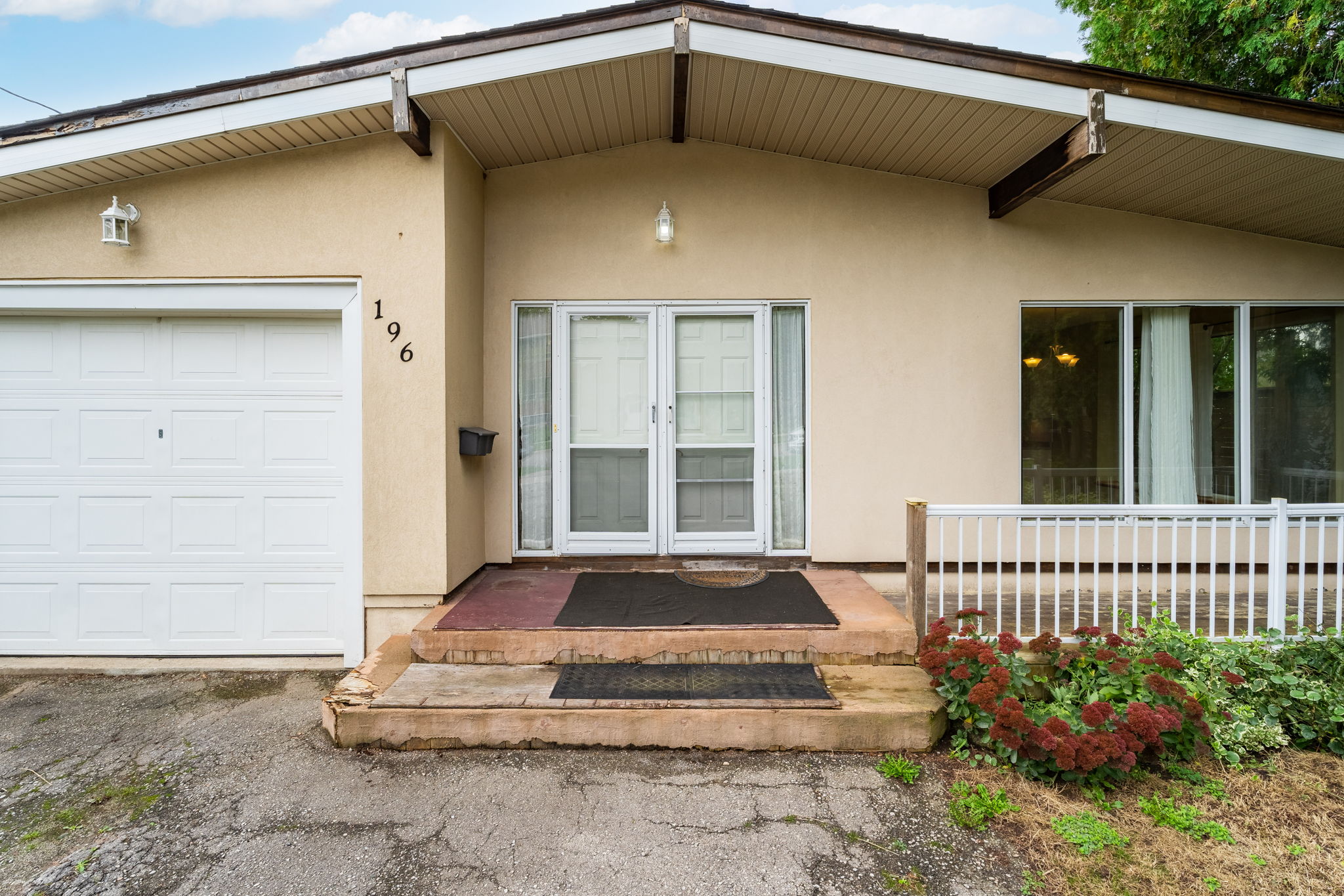 Front Porch/Entrance