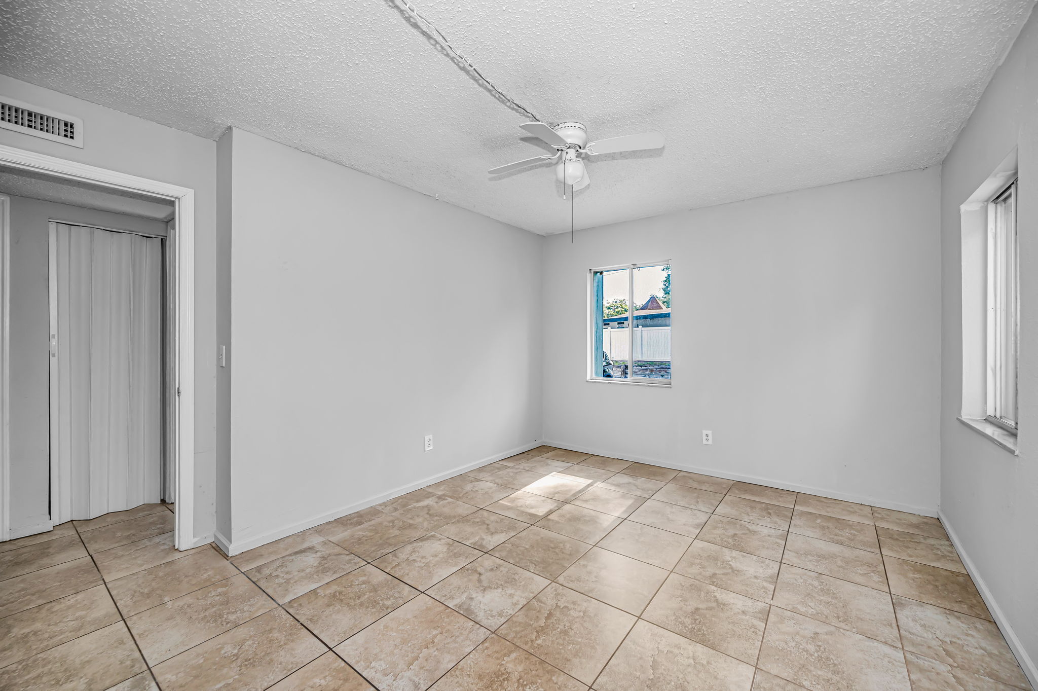 Primary Bedroom1b
