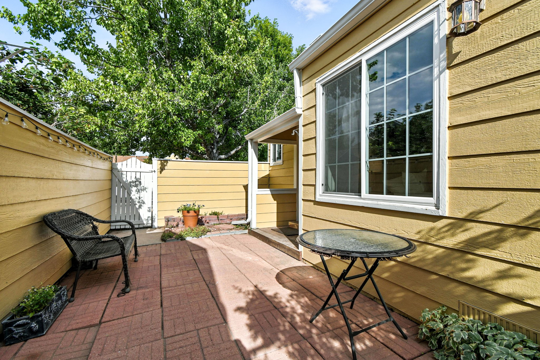 Private backyard fenced-in patio