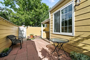 Private backyard fenced-in patio