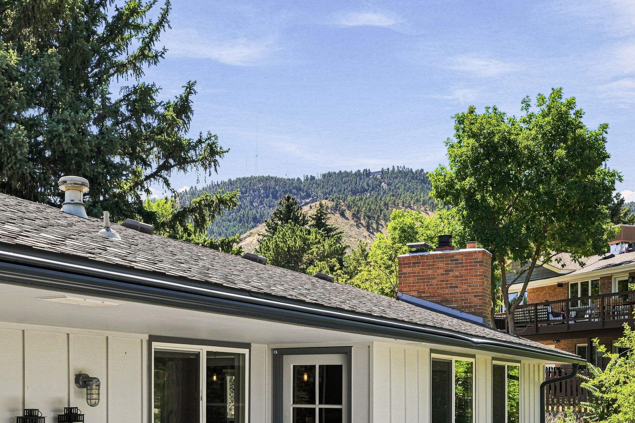 Lookout Mountain rises just beyond the roofline.