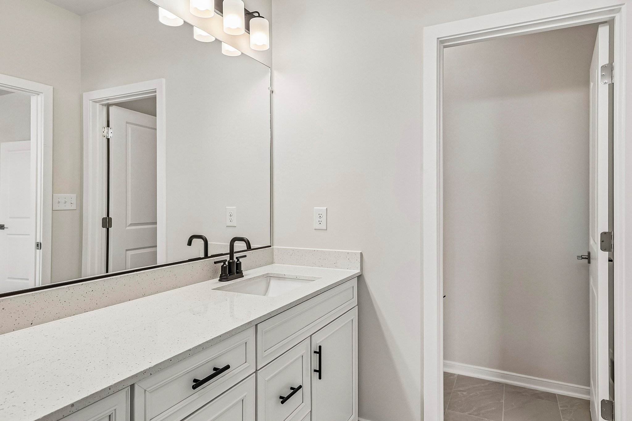 Sepia Sq-S2907-045.jpg