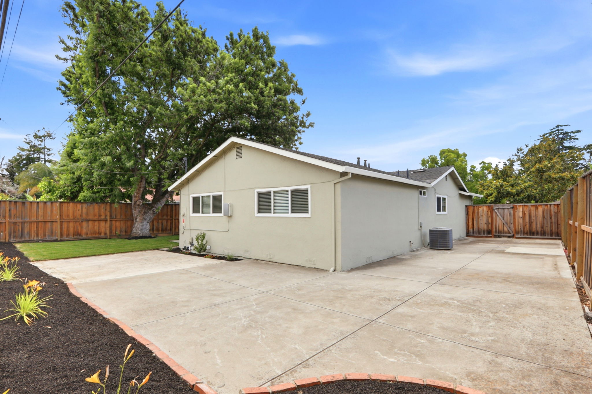 047_F8_19681 Drake Dr