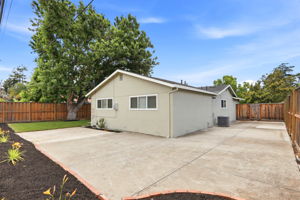 047_F8_19681 Drake Dr