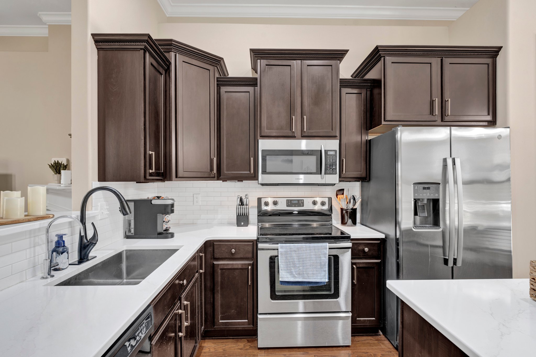 Quartz Countertops & Stainless Steel Appliances