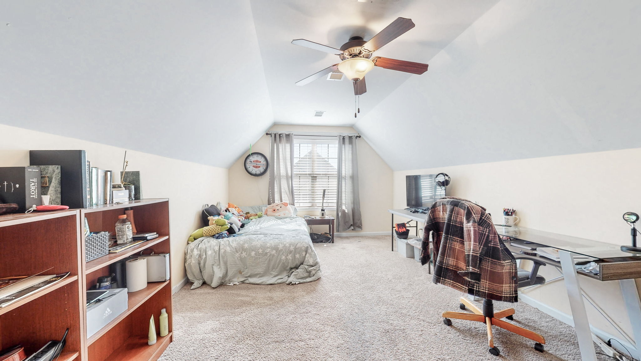 Bonus Room/ 4th bedroom has closet