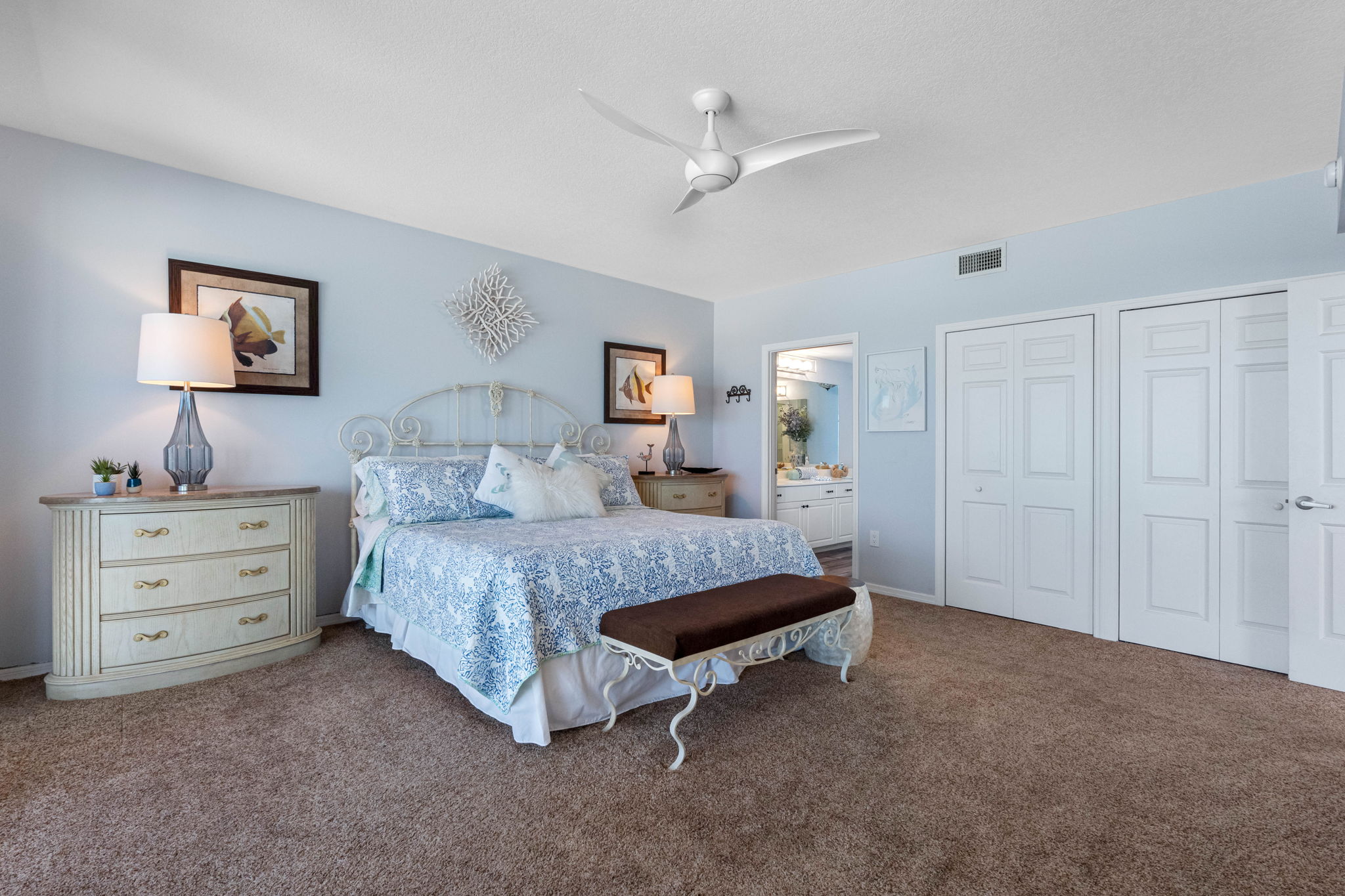 .. 16'5" x 16'2" Master / Primary Bedroom